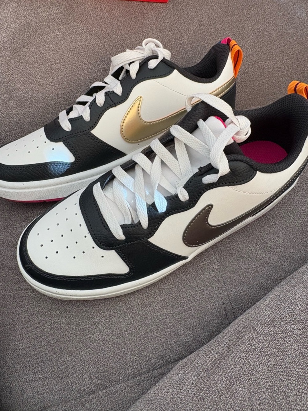 Nike Borough Low SE Sneaker B&W gold/silver Swoosh 6Y/7.5W